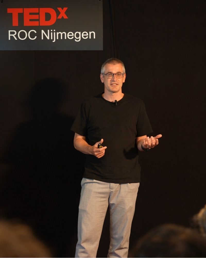 Guus Witjes speaking on the TEDx Nijmegen stage