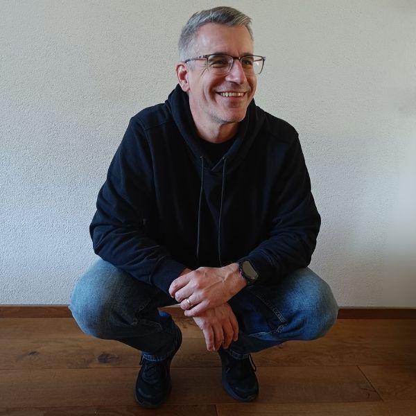 Guus Witjes crouching, relaxed and approachable